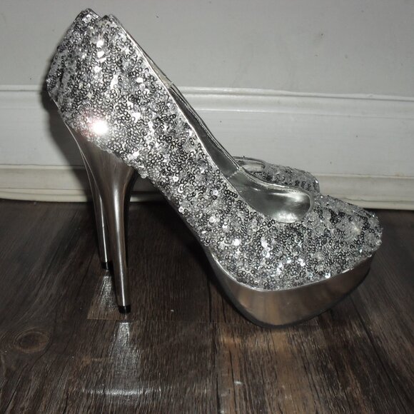 Women pump with stiletto heel and covered in sparkling seguins or glitters - Picture 4 of 9